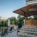 Nina's Olive House * Marathiás
